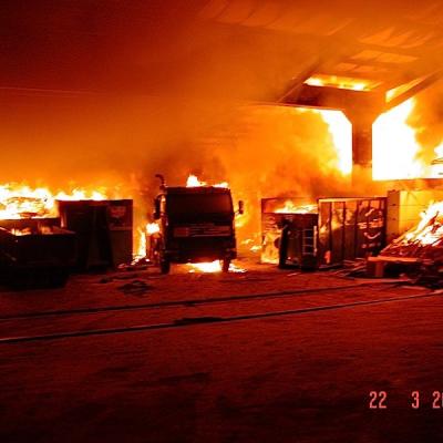 Brand gelbe Halle